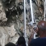 Yacht pieno di turisti fanno il pelo alle pareti delle grotte di Baunei