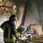 Incendio in una casa di Dorgali, vigili del fuoco salvano un'anziana