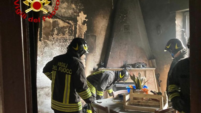 Incendio in una casa di Dorgali, vigili del fuoco salvano un'anziana