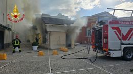 Incendio in un self service di Nuoro, danni ingenti