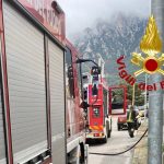 Casa aggredita dalle fiamme a Oliena, sul posto quattro mezzi dei vigili del fuoco